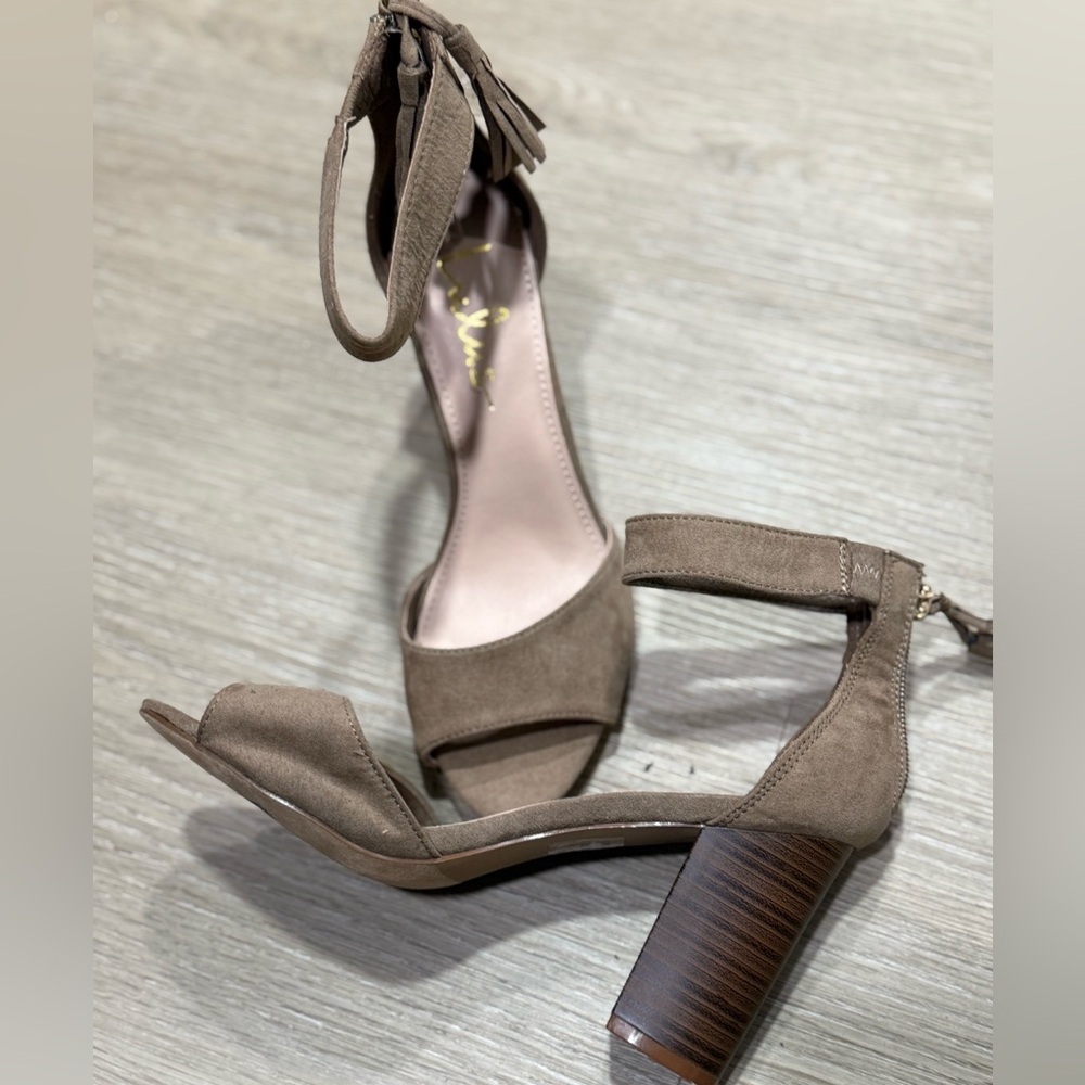 Zoey Taupe Suede Ankle Strap 👠 heels sz6.5